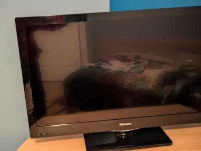 Selling a used Hisense 32 inch LCD TV, perfect for a smaller space or as an extra screen. This TV ha...