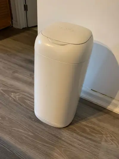 Keep your nursery smelling fresh with this pre-loved Playtex Diaper Genie Expressions pail, designed...