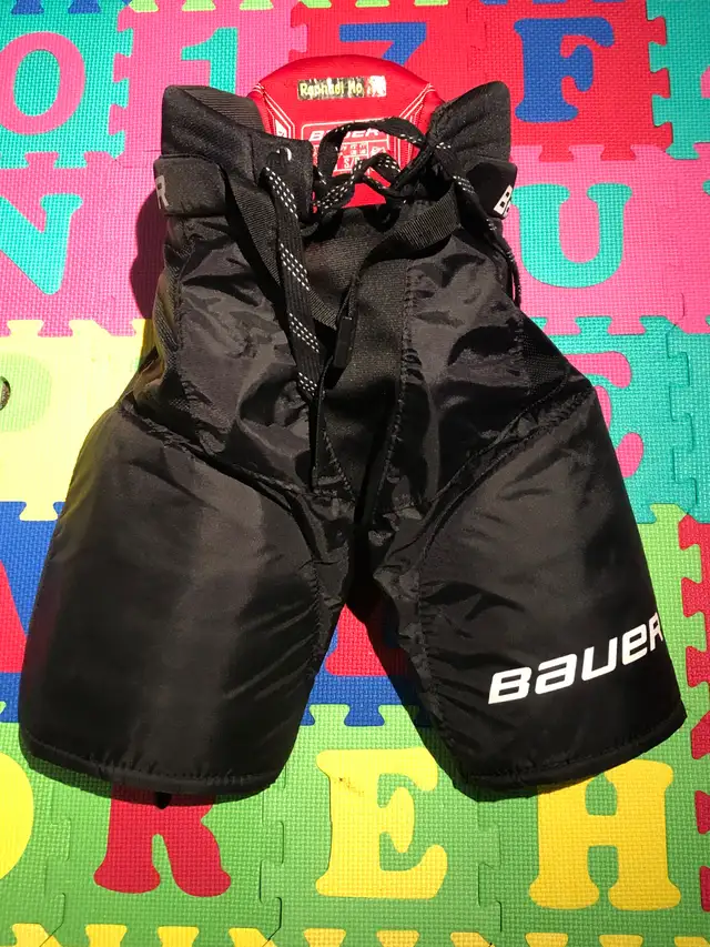 BAUER “ Supreme ONE 40” Junior Shin Pad, EXCELLENT Condition! in Hockey in Edmonton - Image 6