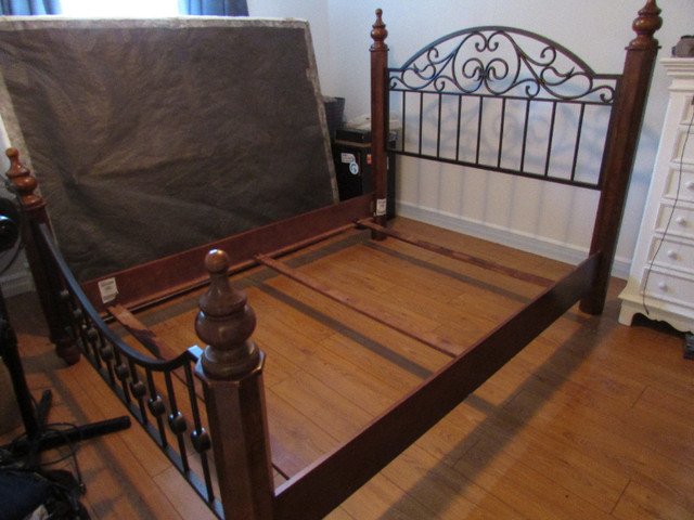 Structure de lit Queen et meuble télé. dans Lits et matelas  à Sherbrooke
