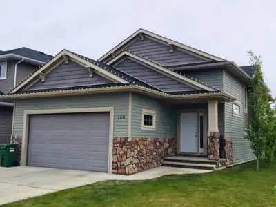 Beautiful 2 Bedroom Lower Legal Suite Garden Heights