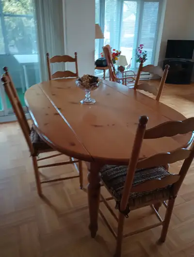 TABLE ET 4 CHAISES DE CUISINE EN PIN 60$, View more