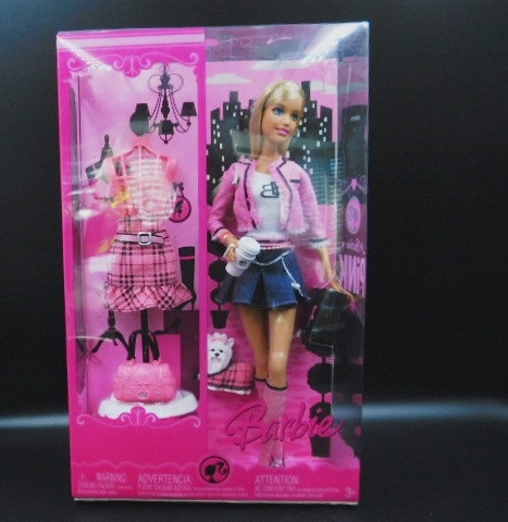 2008 BLONDE COLOR YOUR WORLD PINK TIME BARBIE NEW IN BOX, DOG in Hobbies & Crafts in Lethbridge