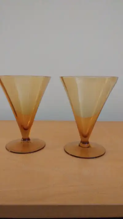 2 verres à vin vintage en verre Ambre Hauteur 5 1/2 pouces Diamètre presque 4 pouces En parfait état