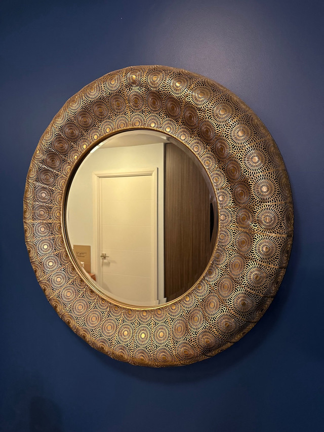 Decorative round mirror in Home Décor & Accents in Markham / York Region