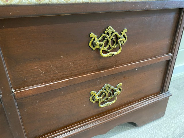 Solid Wood Cedar-lined Storage Chest & Bench in Other in Kingston - Image 3