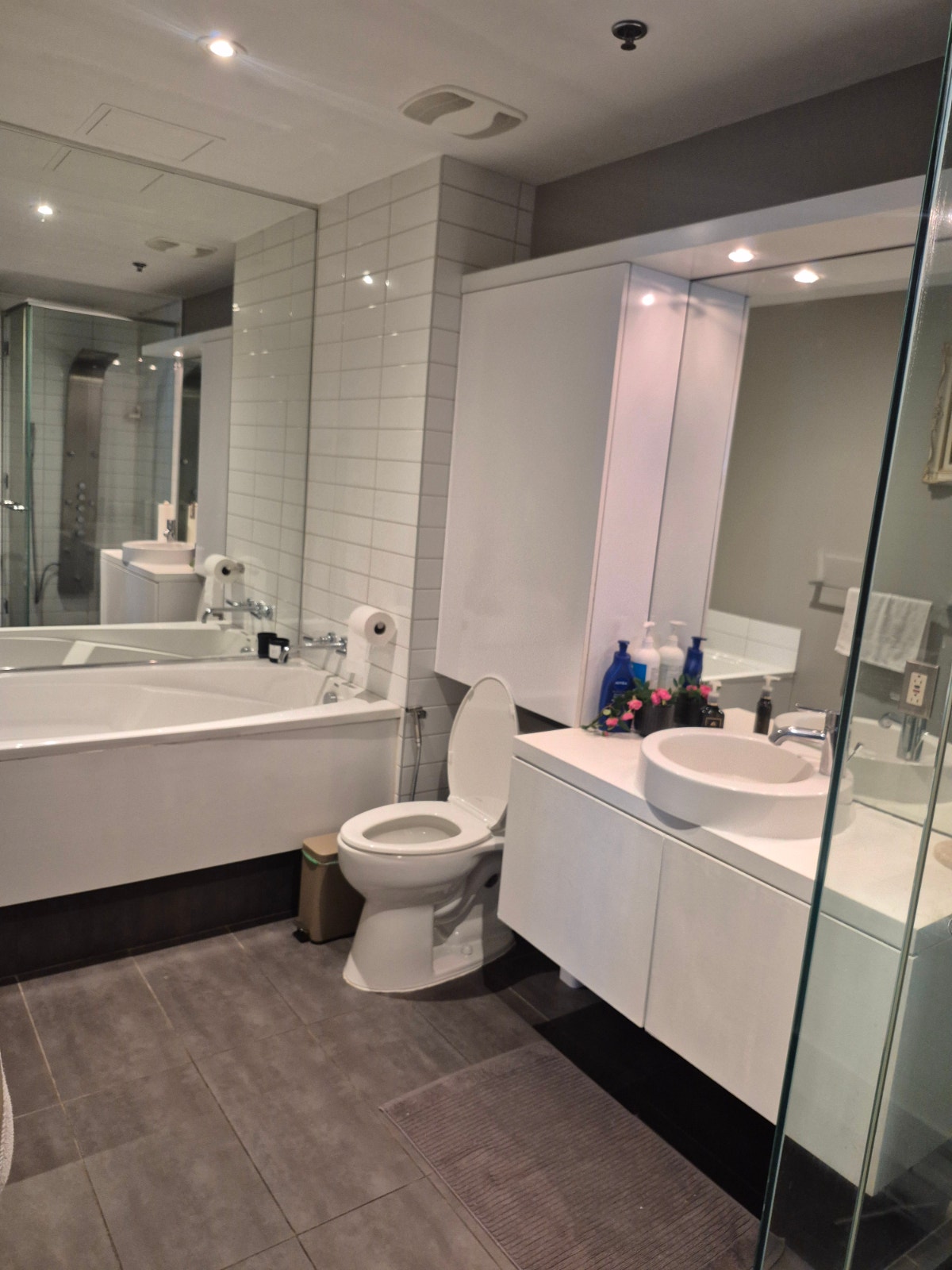 One month free-Old Port Montreal - $2,350/M-One Bedroom (3 1/2) — photo 3