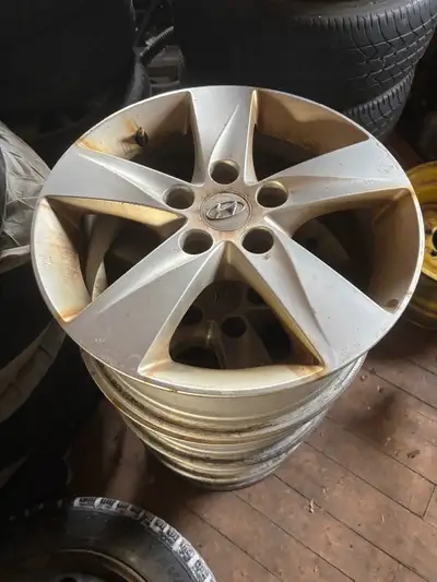 1 set of 16” Hyundai Rims. Great for a set of winter rims. $50