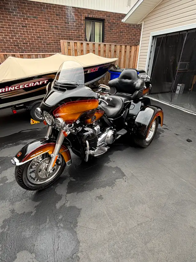 REDUCED, 2024 Harley Davidson Tri-Glide Ultra, Tobacco Fade in Touring in Timmins - Image 2