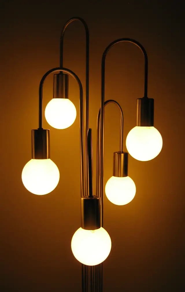 VTG. 5-Arm Waterfall Brushed Brass Floor Lamp att. to Sonneman in Indoor Lighting & Fans in City of Toronto - Image 6