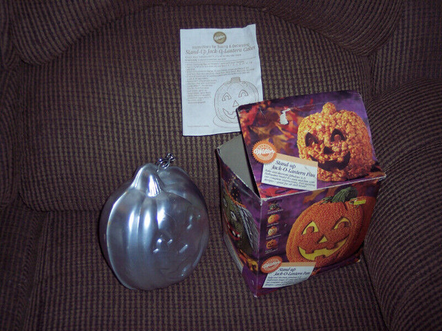 3D Stand up Cake Tins, 2 Teddy Bears, Pumpkin/Jack-o-lantern, an in Hobbies & Crafts in Chatham-Kent - Image 2