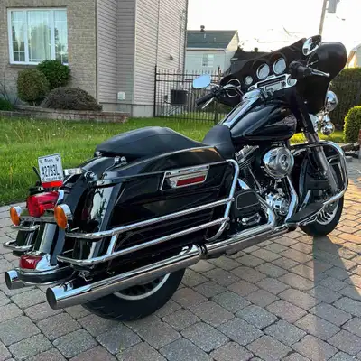 Moto FLHTC 2010 Voici une très belle Electra Glide Moteur 1584 cc, 6 vitesse refroidi à l’air. Mécan...