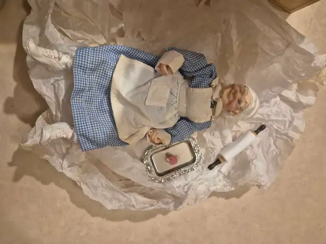 Vintage Collectible Porcelain Doll – Grandma Figure by Giftcraft in Toys & Games in Napanee - Image 6