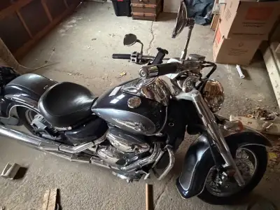 Up for sale is my 2004 Suzuki Volousia 800 cc cruiser style motorcycle. This bike is the perfect sta...