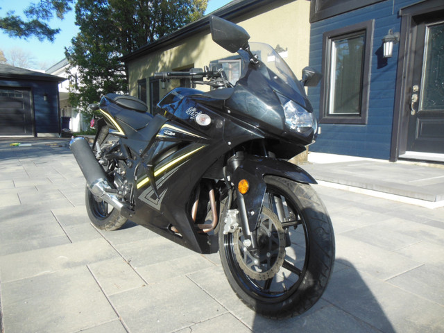 Kawasaki Ninja 250 EX 2012 Seulement 6876 km dans Motos sport  à Laval/Rive Nord - Image 2