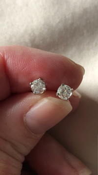 14K White Gold Round Brilliant Diamond stud earrings, 0.60 carat