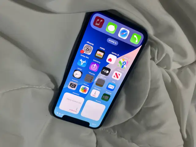 Apple iPhone 12 (256GB) Unlocked Blue in Cell Phones in City of Halifax - Image 3