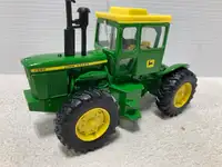 *JUST IN*  1/32 JOHN DEERE 7520 Farm Toy Tractor