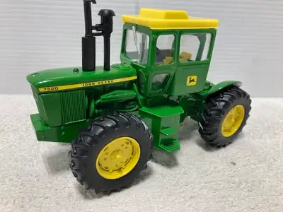 1/32nd JOHN DEERE 7520 farm toy tractor produced by ERTL in 2022. Nicely detailed die-cast replica f...