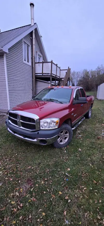 Dodge Ram 1500 ST Quad Cab 4x4 de 2008 140000km 5.7 V8 Brake et disc neuf Changement d'huile juste f...