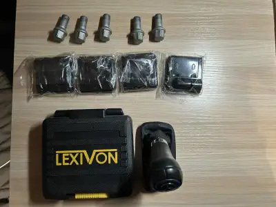 Pièces pour Mercedes Benz / Parts for Mercedes Benz - 195$ 5 Boulons / Lugnuts Mercedes 4 Lumières d...