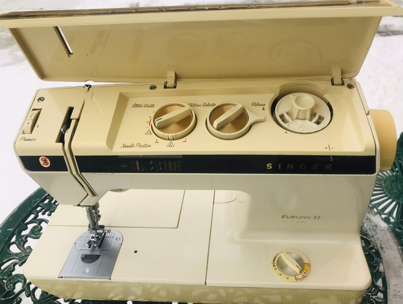 Singer Futura Sewing Machine 920 , used for sale  
