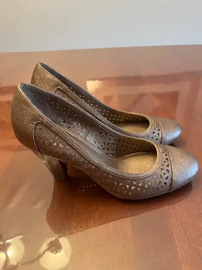 Gold shoes (medium high heel), View more