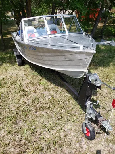 Solid dependable Manitoba classic, these are well sought after tough boats for a reason, easy to tow...