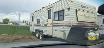 1990 RV TRAILER BUMPER PULL WITH FULL BATHROOM NO ROOF LEAK TIRES LIKE NEW AND SPARE TIRES WITH BUBB...