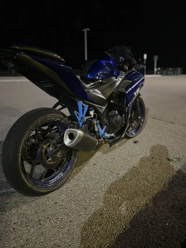 2015 Yamaha YZF-R in Sport Bikes in London - Image 3