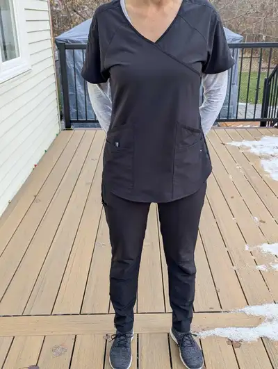 This is a set of gently used scrubs, perfect for healthcare professionals or students. They are dura...