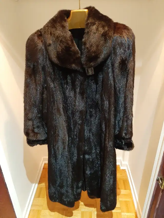 Mink coats - manteaux de vison in Women's - Tops & Outerwear in City of Montréal - Image 3