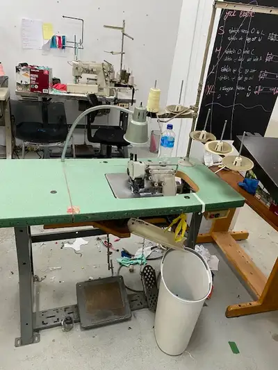 overlock 3 - 5 fils a vendre, fontionne tres bine, bien entretenue. prix negociable