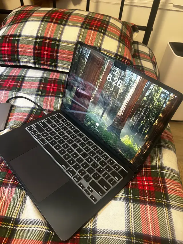 M2 MacBook Air in Laptops in City of Halifax - Image 3