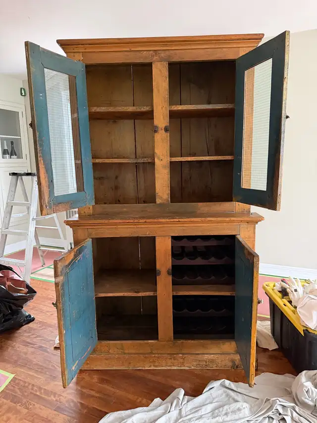 Vaisselier Antique en bois / Rustic Wood Cabinet in Hutches & Display Cabinets in City of Montréal - Image 5