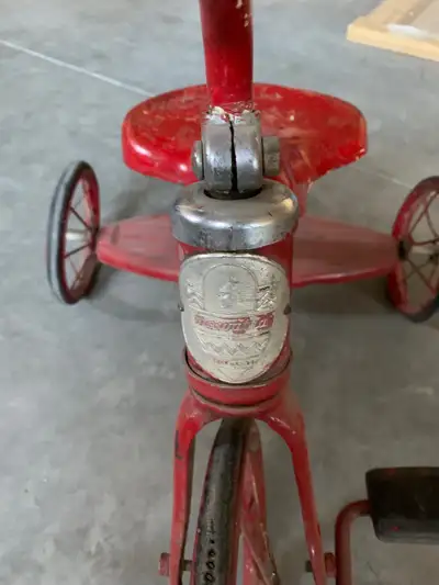 Collectors! very old vintage tricycle ! Does have a bit of the pedal missing! Make me an offer !!!