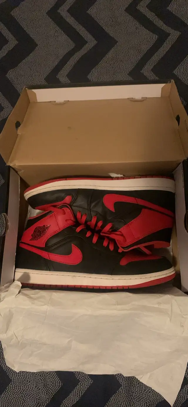 Jordan 1 Mid Alternate Bred in Men's Shoes in Trenton - Image 2
