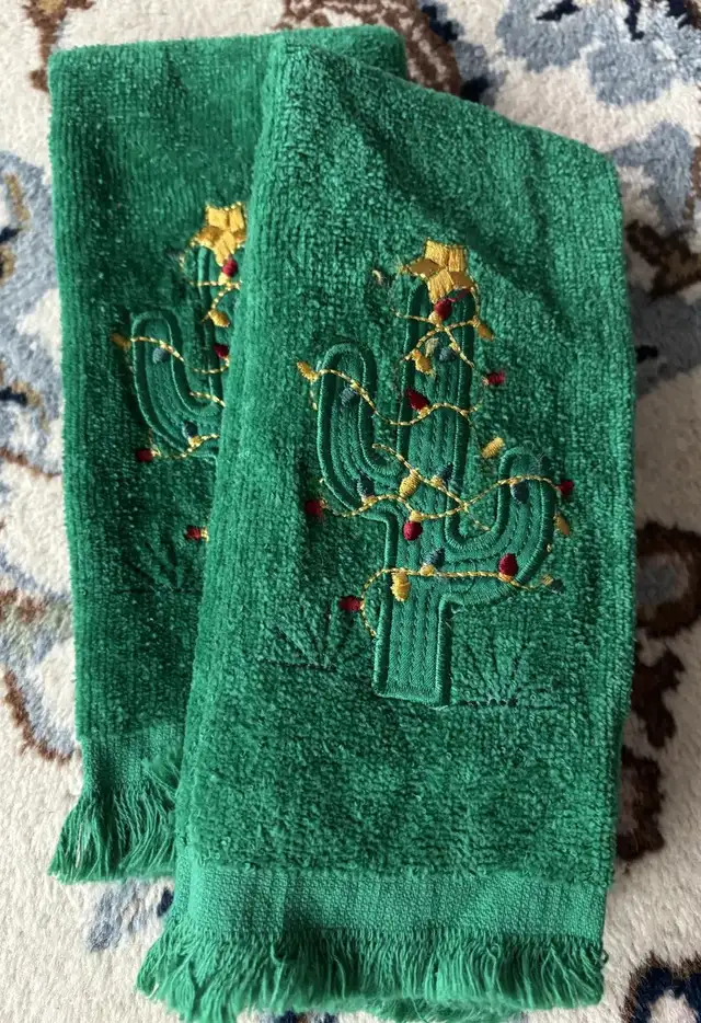 Christmas Cactus Hand Towels in Home Décor & Accents in Lethbridge - Image 2