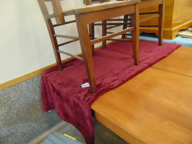 5 ANTIQUE 1/4 CUT OAK CHAIRS IN A T BACK STYLE in Chairs & Recliners in Kingston - Image 6