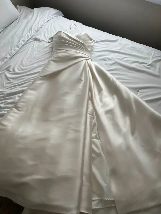 Robe de mariée en satin ivoire-Ivory Satin Wedding dress- Size12 in Wedding in Gatineau - Image 8