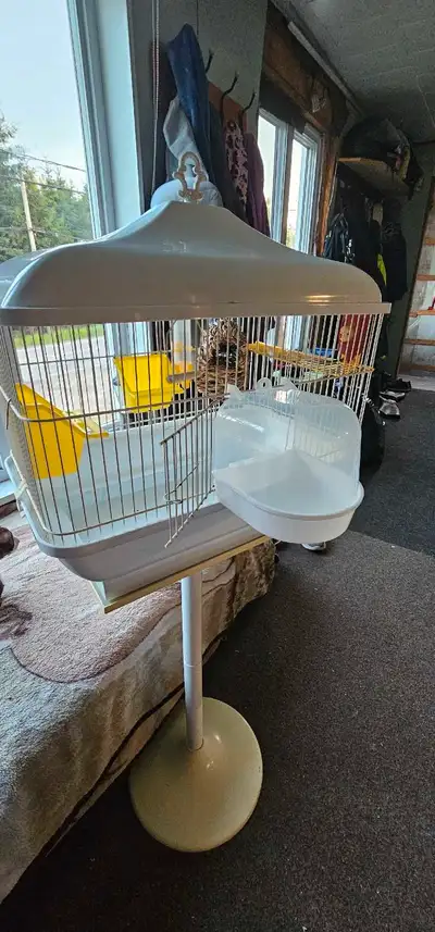 Belle petite cage très propre vient avec base et tel que vues urgence la photo.