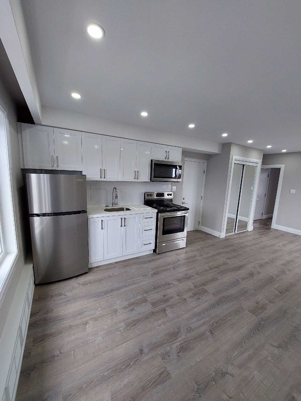 Beautiful 1 bedroom apt steps to keelesdale subway station 4