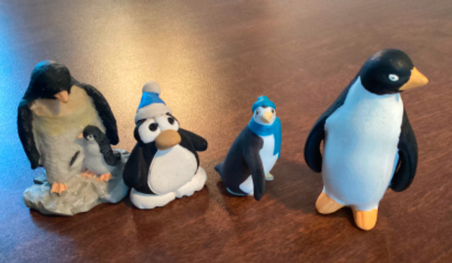 4 Adorable Hand Painted Small Penguin Figurines dans Art et objets de collection  à Ouest de l’Île