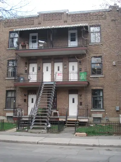 Located on the top floor 3 closed bedrooms Living Hard Wood Floor Bright and spacious Calm neighbors...