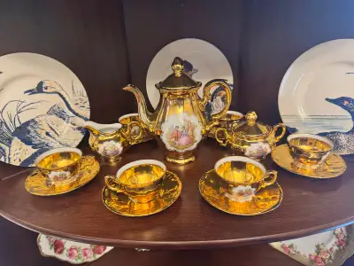 Tea Set includes: 6 teacups 6 saucers 1 tea pot 1 sugar bowel 1 milk pot Pick up Barrhaven.