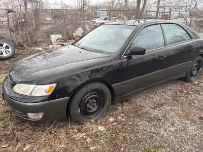 Selling Lexus 300, located Fort Erie, has ownership, two repair catalogues as well as original handb...