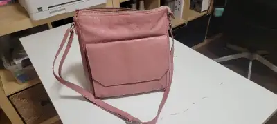 Léger, confortable et élégant, ce sac à bandoulière 100% cuir Grand compartiment principal avec plus...