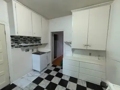 appartement 4 ½ ， situé au 2ᵉ étage d'un immeuble paisible à Verdun. Libre le 1ᵉʳ SEP. Caractéristiq...