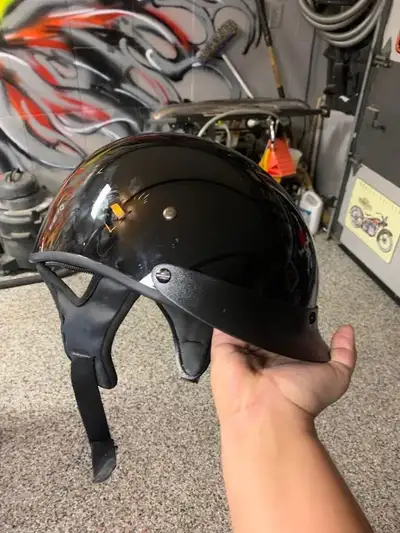 CASQUE DE MOTO POUR FEMME PORTÉ 5 FOIS (VENDU MOTO) COMME NEUF. GRANDEUR: LARGE VALEUR: 150+TAXES