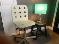 Chaise de bureau lampe et tabouret